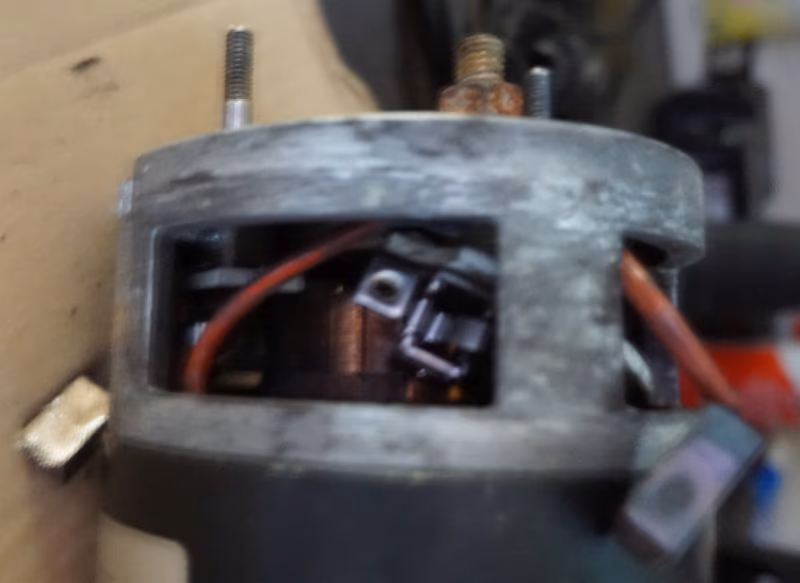 DC Motor 12 V Bürstenhalterung zerstört ... Problem gelößt, nicht ersetzbarer Anker neu wickeln, Feld wickeln, im Bild defekte Bürstenhalterung vom Gleichstrommotor