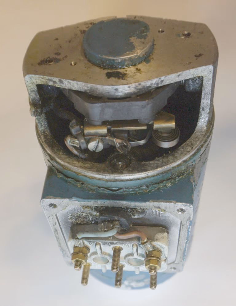 DC Motor 200 V DC, Anker, Bürstenhalter, instand setzen magnete aufmagnetisieren, im Bild Anlieferung.