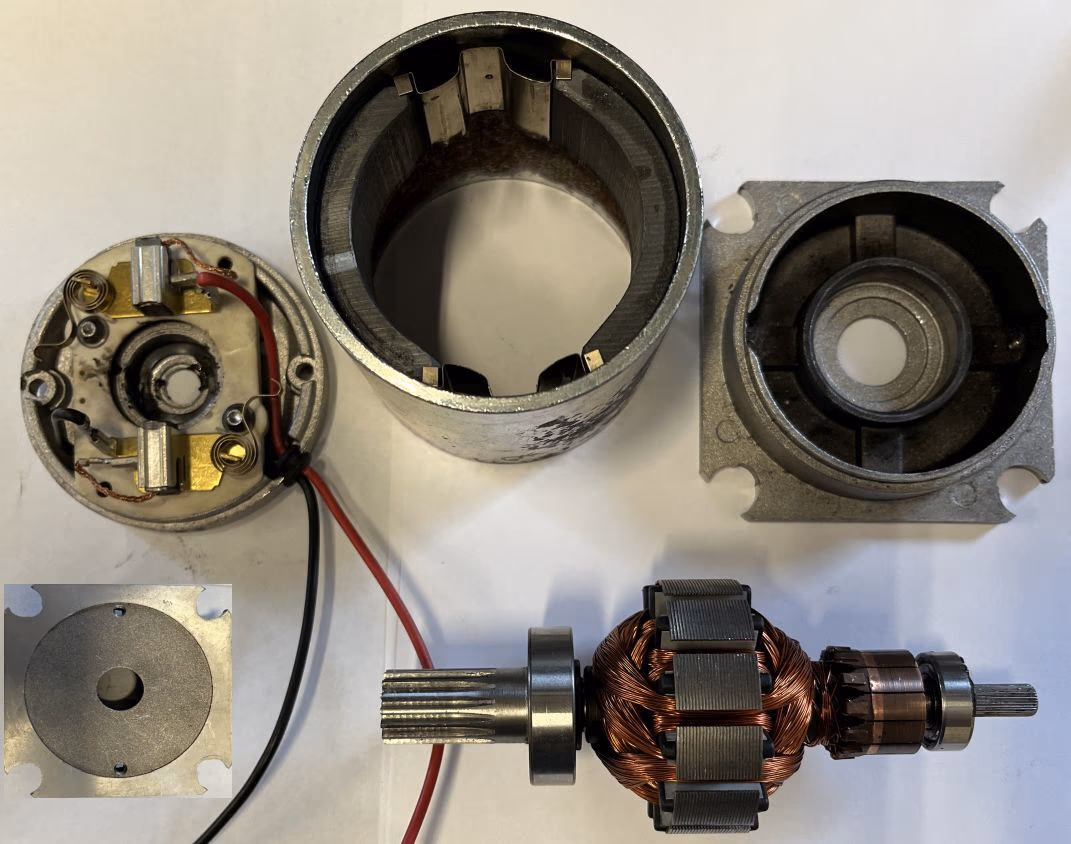 DC Motor 24 V Spannung und 20 Watt kein Ersat möglich, Kollektor neu, neu wickeln, wuchten und das Feld aufmagnetisieren, im Bild der zerlegte DC Motor.