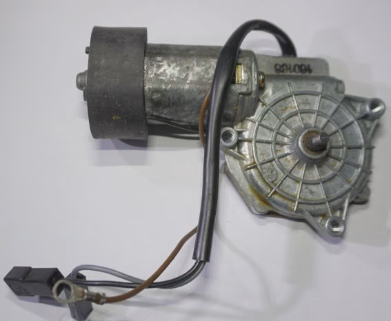 DC Motor Kollektormotor von einem (KFZ 12 V DC) Scheibenwischer - Bild den DC Motor mit Gehäuse und Getriebe