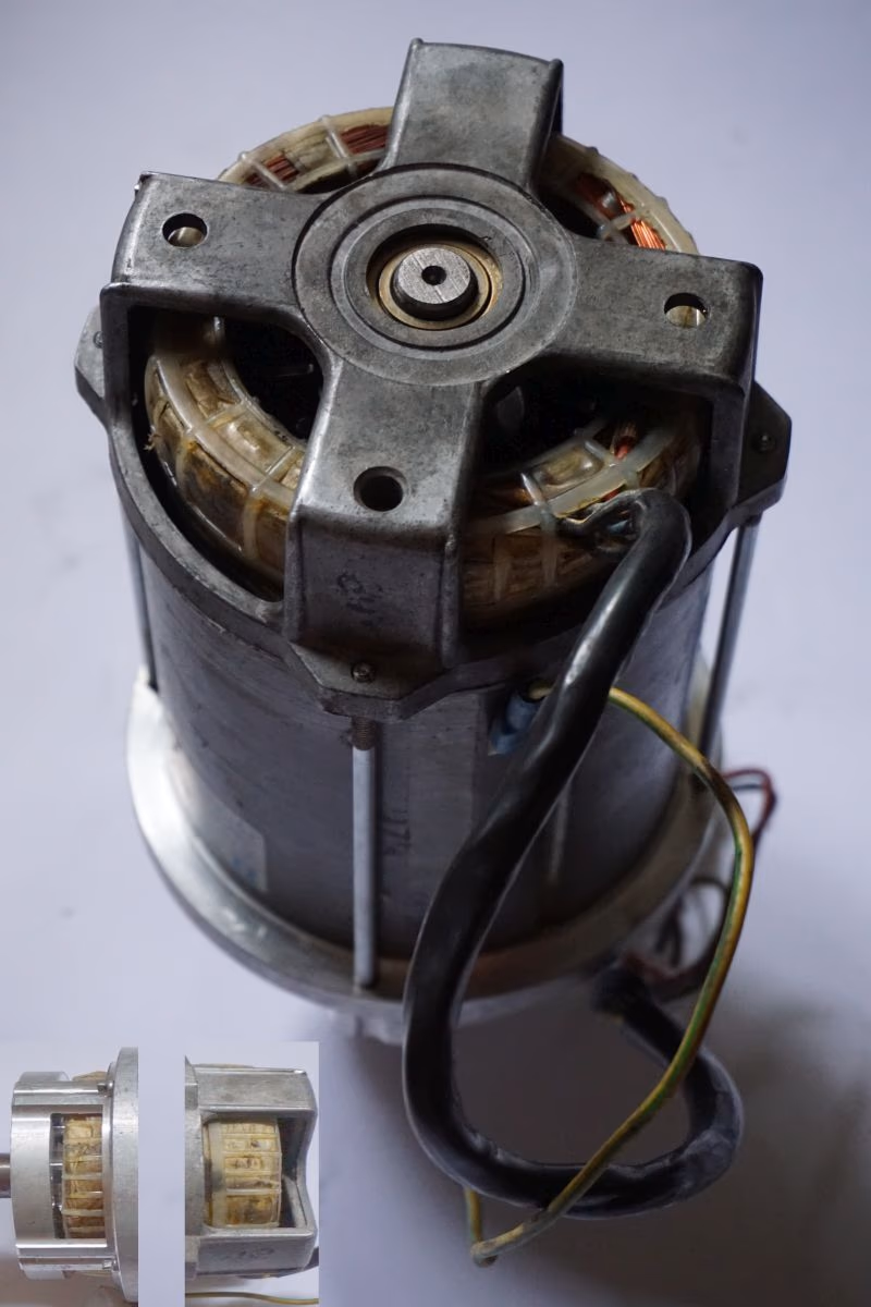 D Mot Drehstrommotor ein offener IP 00 Einbaumotor (im Bild der defekte) für den Einbau in ein Gerät - vorher neu gewickelt gelagert